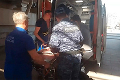 В центре Москвы росгвардейцы пришли на помощь гражданину, получившему травму 